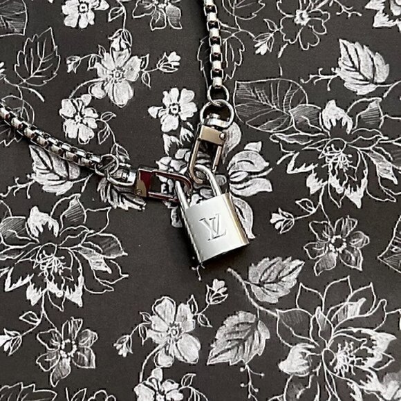 New LV Louis Vuitton Silver-Toned Lock with 18" Box Link Chain Necklace - Picture 3 of 5